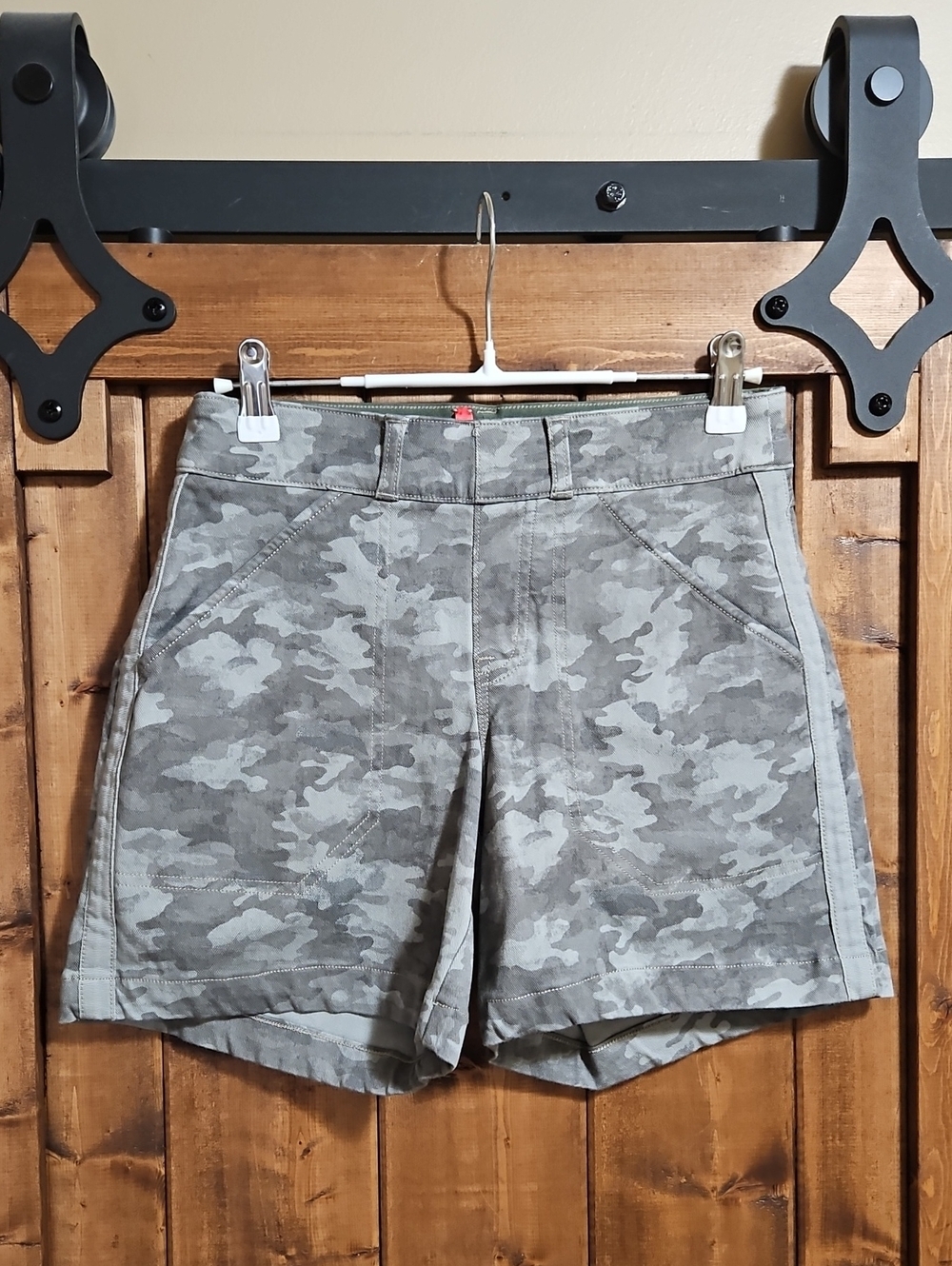 SPANX Twill Stretch Grey/Green Camo Shaping Pull-On Shorts XS